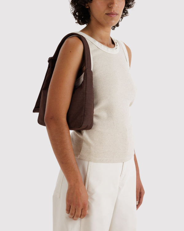 BAGGU Mini Nylon Shoulder Bag Coffee bolso mini de hombro