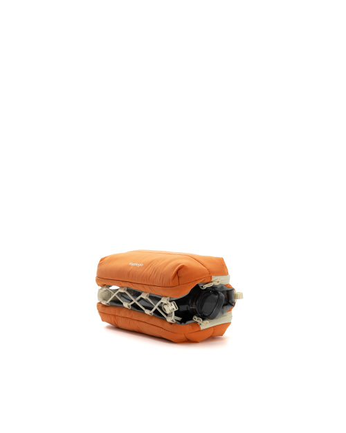 Topologie Bottle Sacoche Medium Burn Orange Silky Peach Flaschentasche mit Reißverschluss